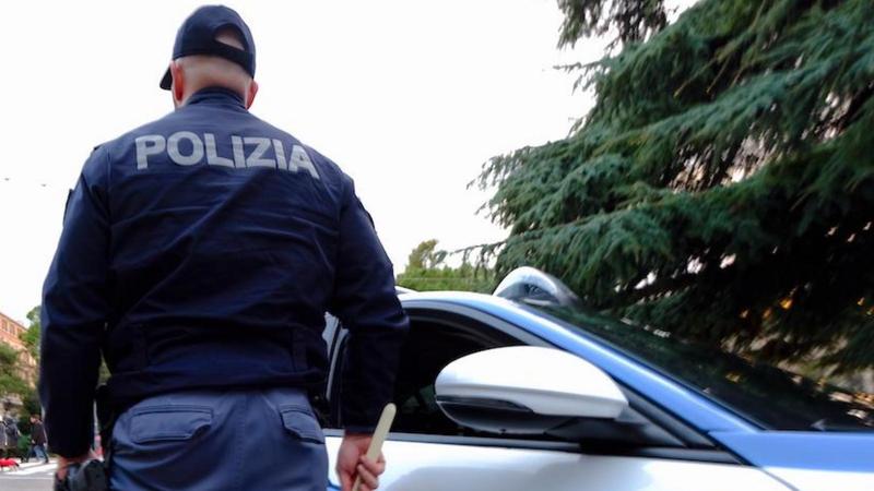 Muore sul marciapiede a 27 anni, il malore fatale dopo un controllo: aperta un’inchiesta