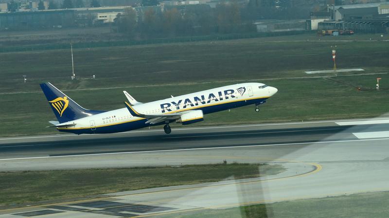 Nuovi voli Ryanair da Bologna per l’inverno, poi spunta una tariffa low cost: cosa c’è da sapere