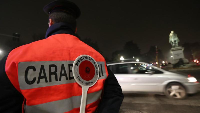 Brescia, anziano gli nega 2 euro di elemosina: pregiudicato sferra un coltellino, lo ferisce alle mani e gli ruba il cellulare