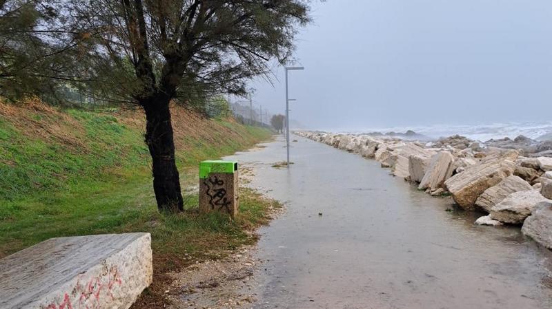 Maltempo nell’Ascolano: pioggia, forte mareggiata e sottopassi allagati