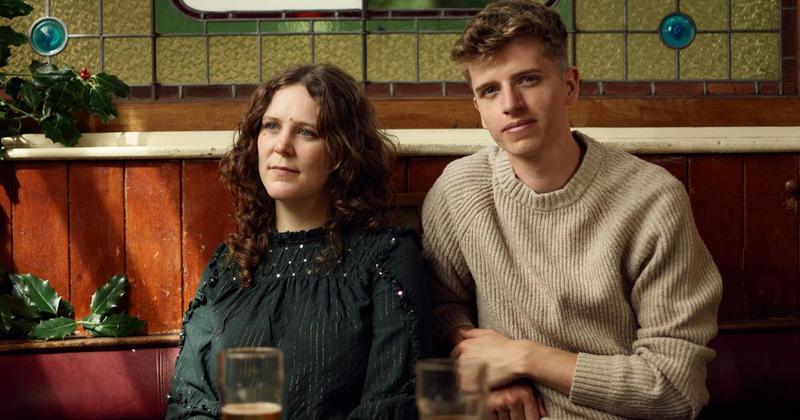 Folk duo to bring festive show to town