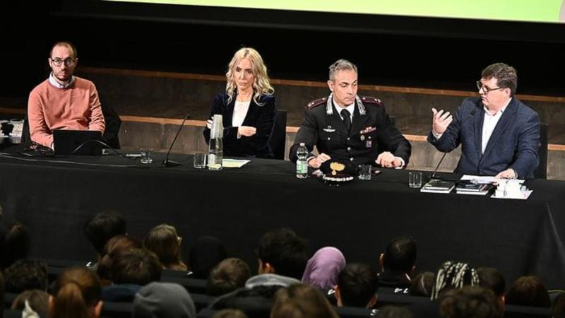 «Cocaina rosa, letale al primo uso». L’appello: ragazzi scegliete da che parte stare