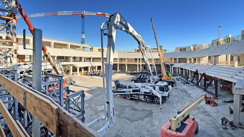 Il nuovo palazzetto del basket a Cantù: le campate prendono forma a un anno dall’inaugurazione