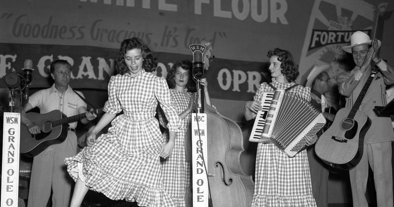 Countryens store radio-in­sti­tusjon holder tradi­sjo­nene ved like, år etter år.