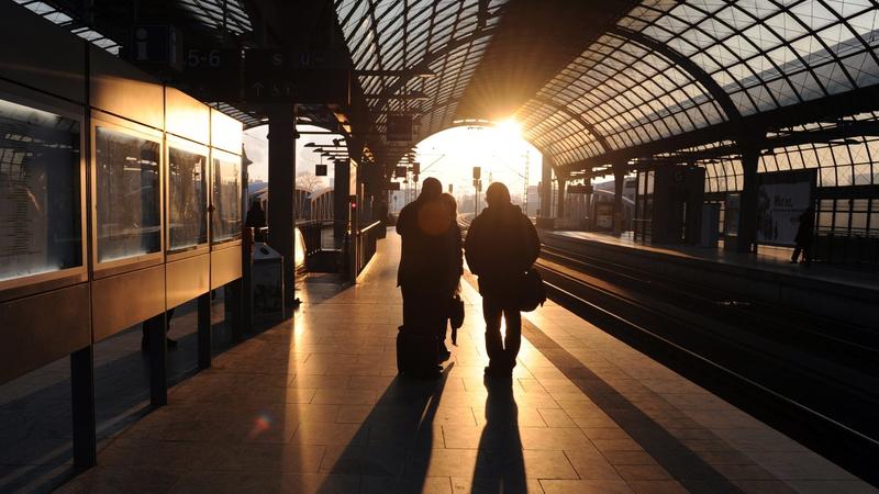 Zwei Fremde am Gleis: Klassengrenzen verschwimmen im Gespräch über Faulheit und Zukunft