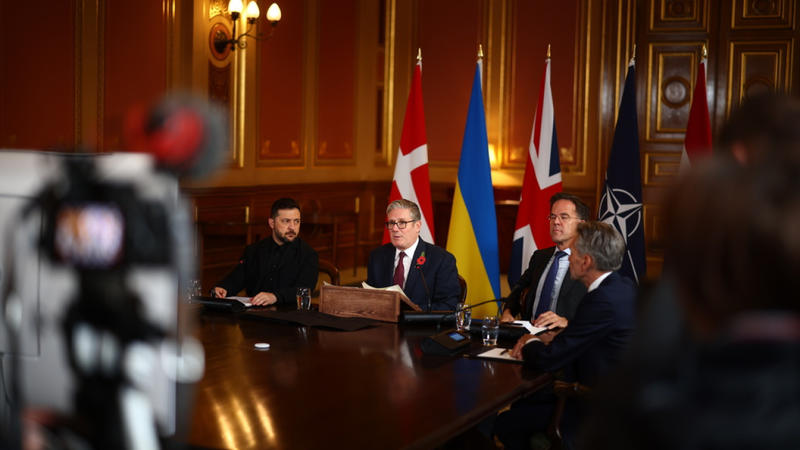 Διπλωματία στην κόψη του ξυραφιού Διπλωματία στην κόψη του ξυραφιού