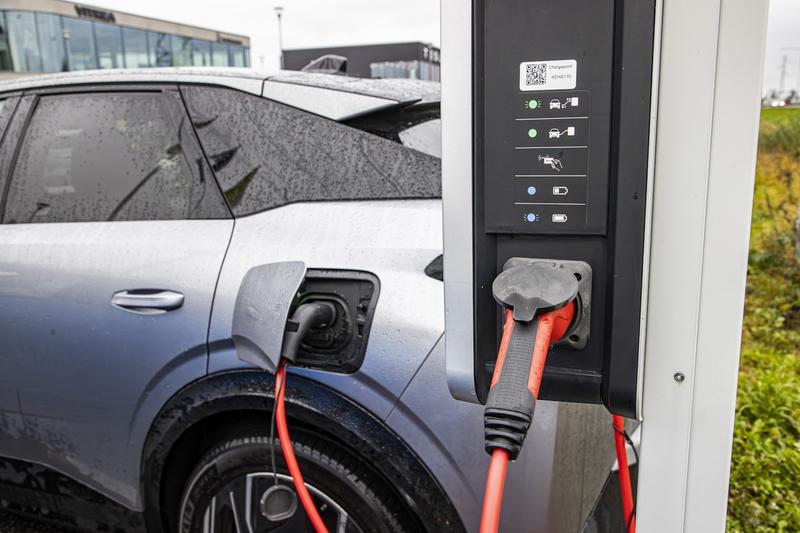 Autot | Sähköä autoihin, ministeri Ranne