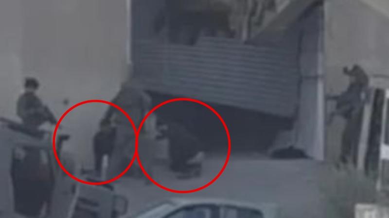 Jenin, il video-choc: soldati israeliani sparano contro due palestinesi a terra dopo che si erano arresi. L'Anp: «Un'esecuzione»