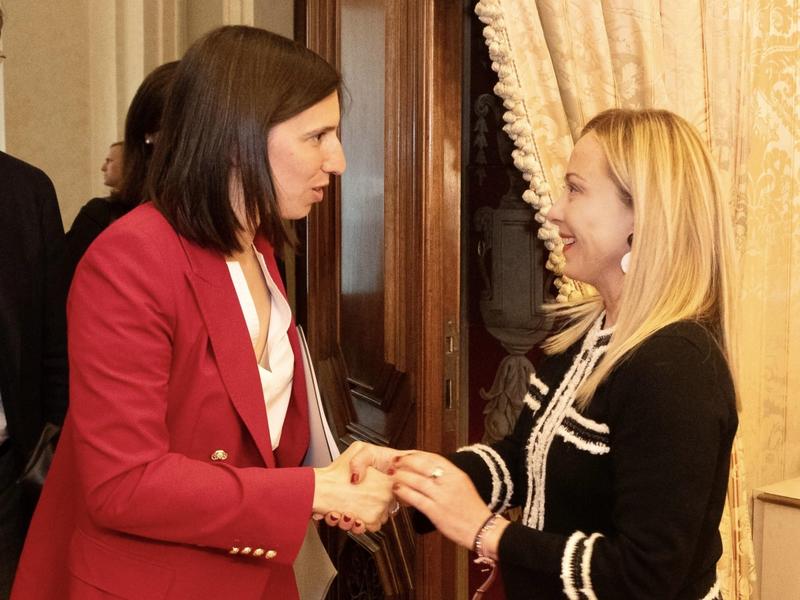 Dietro al duello con la premier la competizione tra dem e M5S