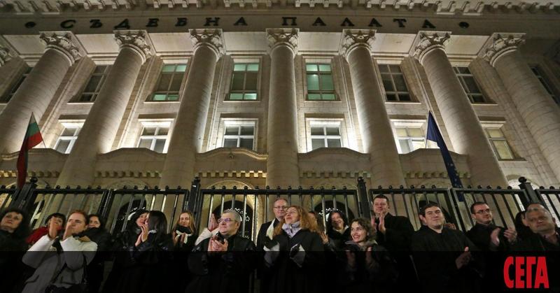 А къде е петицията за оставка на Сарафов?