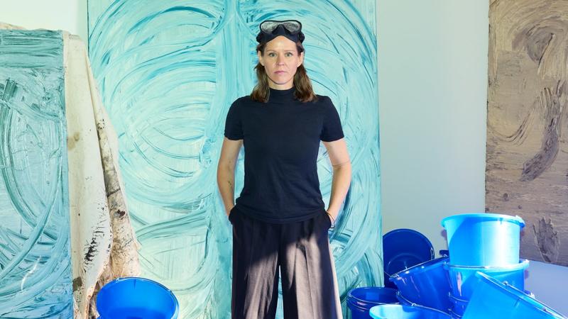 Von Fäkalien und Fluchtrouten: Diese Frau malt unter Wasser