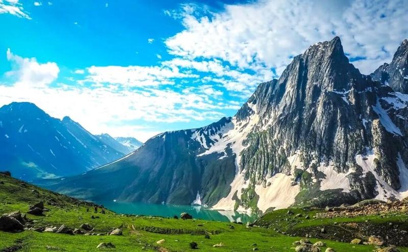 Kashmir Through a 17-Year-Old’s Eyes Kashmir Through a 17-Year-Old’s Eyes