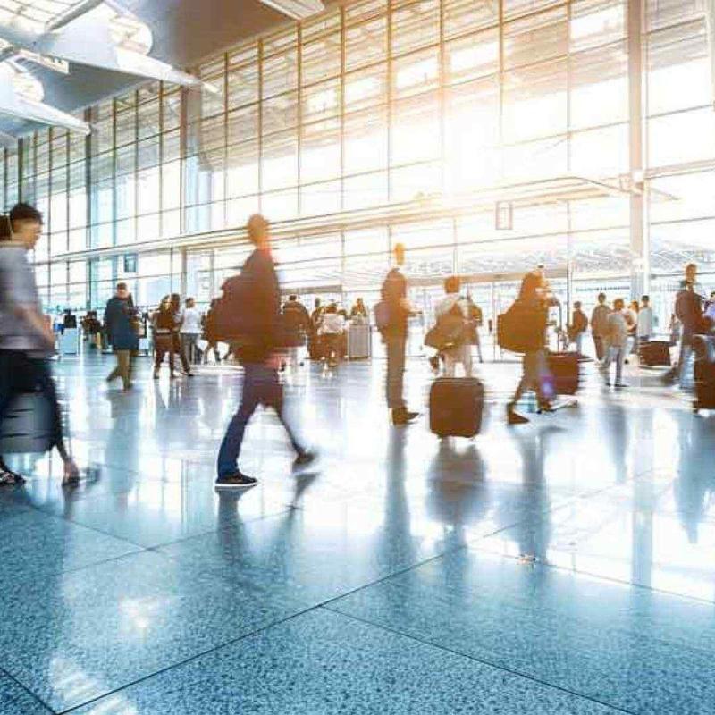 Viajar com estilo é obrigação? Aeroportos viraram passarela improvisada