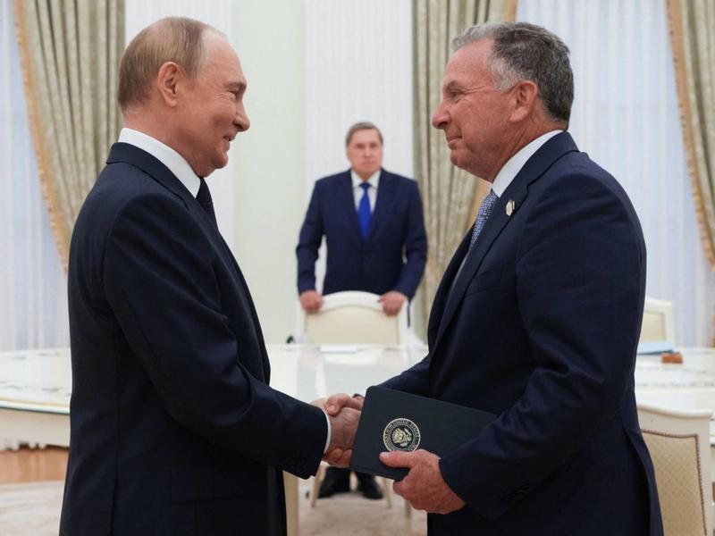 Tanti affari e poca politica