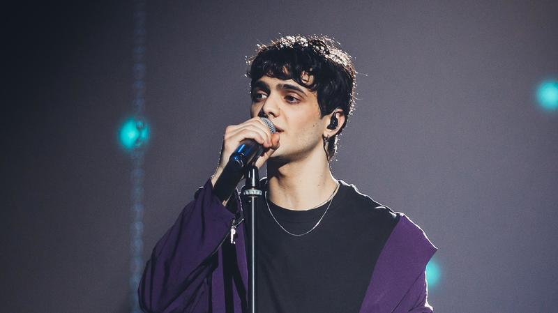 Il padre adottivo racconta Tellynonpiangere dopo X Factor. Riservato, divertente (più che in tv), senza pregiudizi: “Sono fiero di lui”