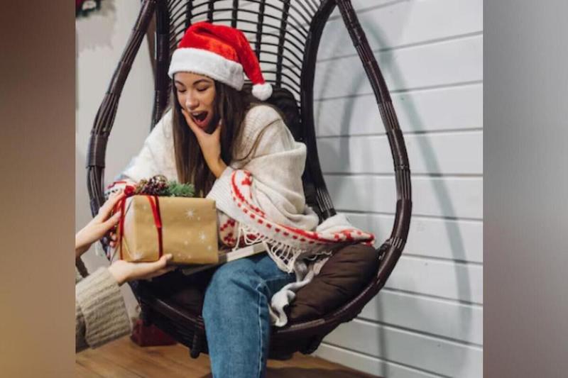 Колье «от мужа» и смартфон «от брата»: почему россияне врут друг другу о новогодних подарках