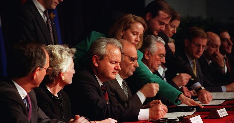 Ukrajinu se prisiljava na prepuštanje okupiranog teritorija, na što se, srećom, Hrvatska nikad nije dala prisiliti, ali u jednoj epizodi u Daytonu iskusili smo i to