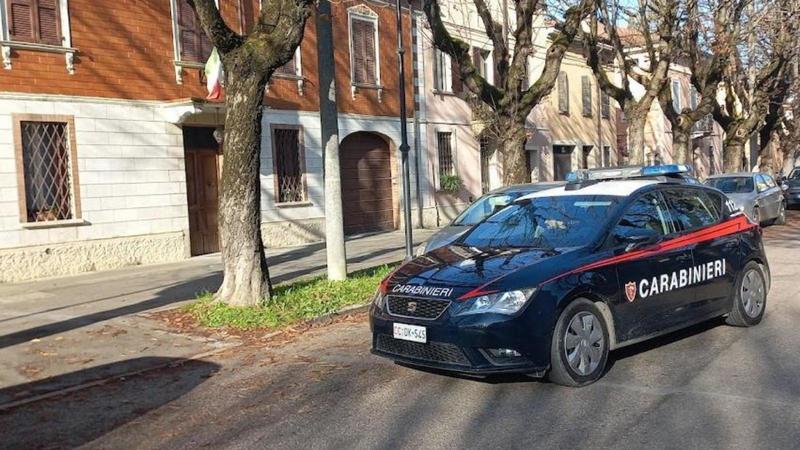 Crolla soffitto, feriti madre e figlio