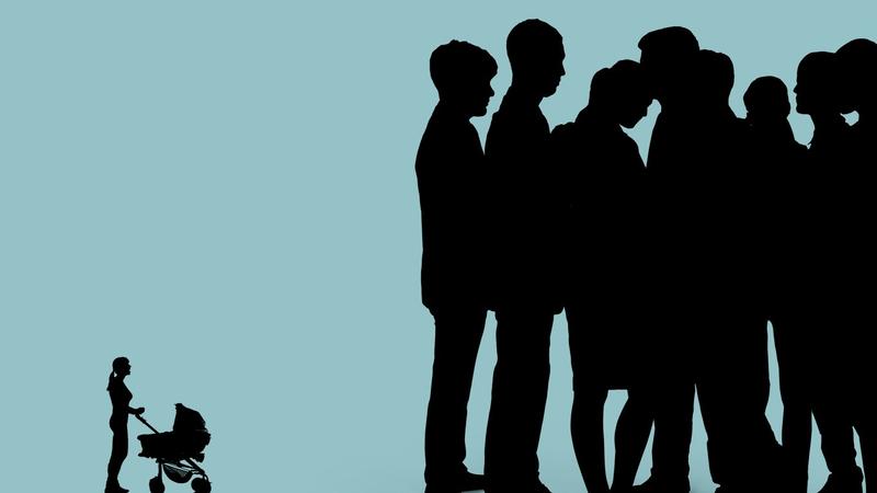 Una mujer con coche en el metro en hora punta: la pequeña gran violencia de género del día a día