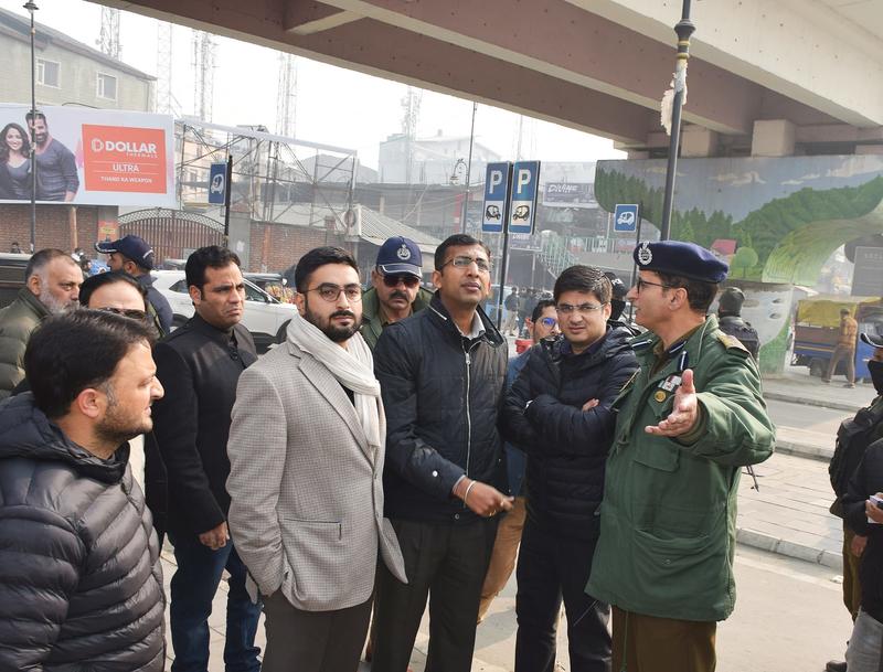 Div Com Kashmir reviews traffic decongestion plan for Srinagar City
