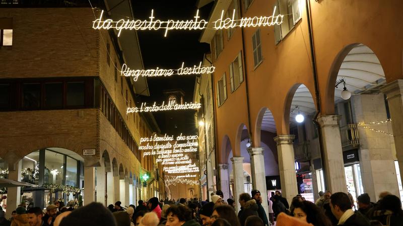 Si accendono le luci di Natale a Cesena: in cielo le strofe luminose di ‘Bello Mondo’