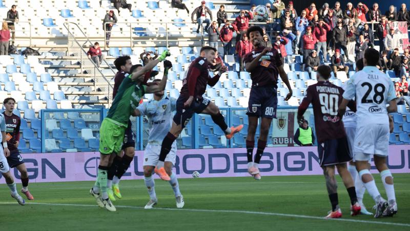 Un tiro in porta e un gol: un Frosinone cinico piega una Reggiana sprecona (e che non vince più)