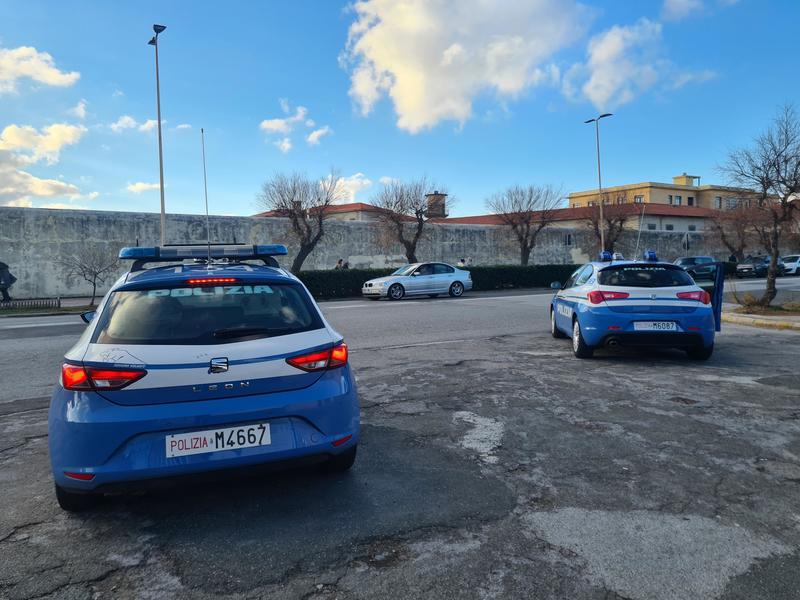 Livorno, rubano 300mila euro di gioielli da un appartamento sul viale Italia