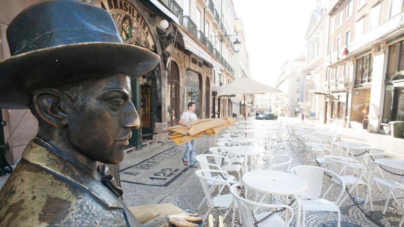 Fernando Pessoa, 90 anni dalla morte: i fogli scritti al bar, gli amici di una vita, la guida di Lisbona per pagare i debiti. “Un universo ancora da scoprire” Fernando Pessoa, 90 anni dalla morte: i fogli scritti al bar, gli amici di una vita, la guida di Lisbona per pagare i debiti. “Un universo ancora da scoprire”