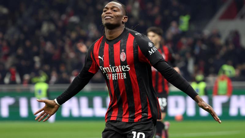 Milan-Lazio 1-0: Leao manda i rossoneri in vetta ma tante polemiche nel finale /