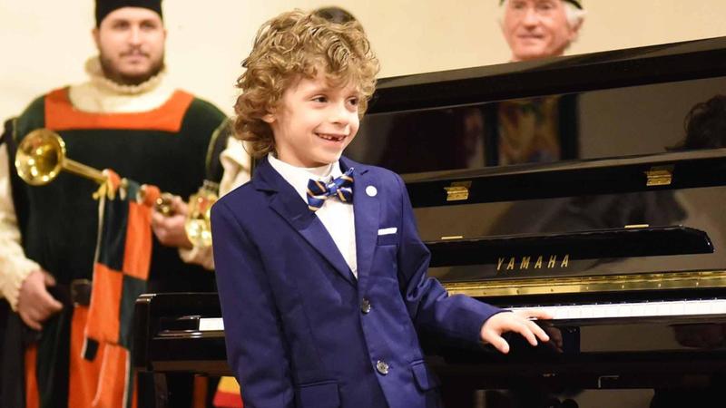 Il sogno di Alessandro è realtà. Il piccolo Mozart ha un nuovo pianoforte: “Bianco e nero, come lo voleva lui” Il sogno di Alessandro è realtà. Il piccolo Mozart ha un nuovo pianoforte: “Bianco e nero, come lo voleva lui”