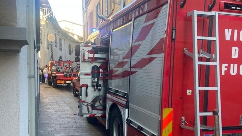 Gandino, fiamme in una cartoleria. Soccorsi in due Gandino, fiamme in una cartoleria. Soccorsi in due