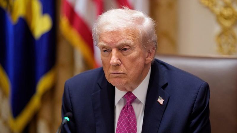 Tramp objavio da je poništio sve uredbe i dokumenta koja je potpisao Džozef Bajden Tramp objavio da je poništio sve uredbe i dokumenta koja je potpisao Džozef Bajden