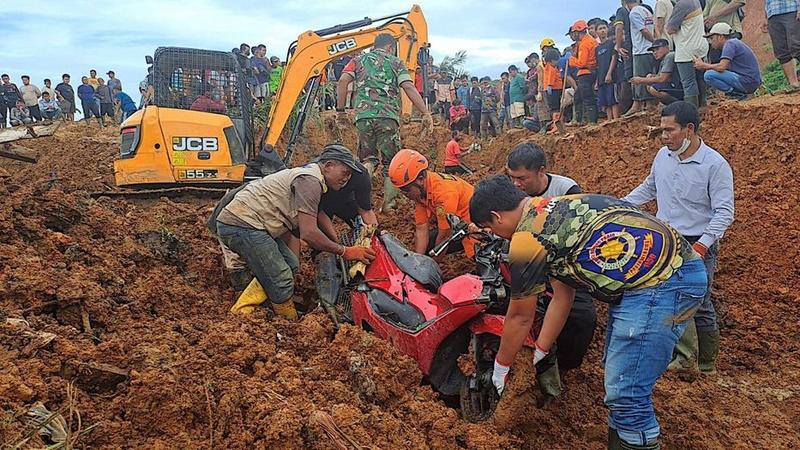 Indonezija: Više od 300 poginulih u poplavama i klizištima Indonezija: Više od 300 poginulih u poplavama i klizištima
