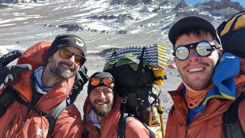 Una maschera contro il mal di montagna: l'invenzione dei medici-alpinisti che ricorda i caschi Covid