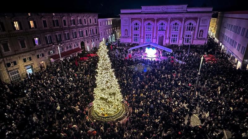 Seimila cuori sotto l’albero. Violini, neve e 20mila punti luce. Il Natale può cominciare