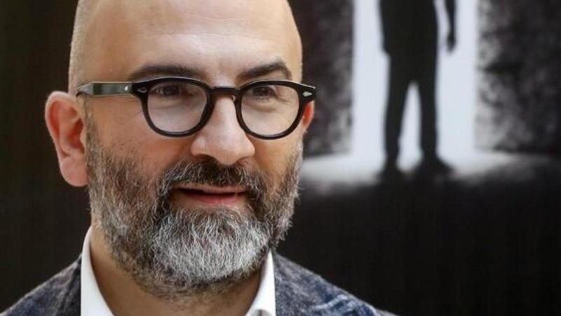 Donato Carrisi: “Siamo attratti dalla novità, non dalla verità. Pieghiamo gli eventi a seconda di ciò che ci serve (vedi Garlasco). Il mio thriller semina inquietudine”