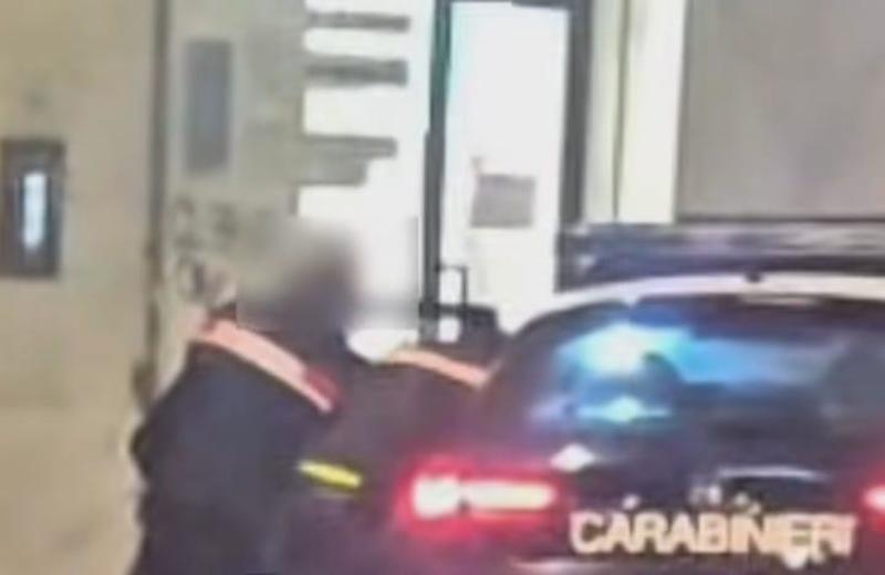 Livorno, rifiuta l’identificazione e “lotta” con i carabinieri: finisce in caserma
