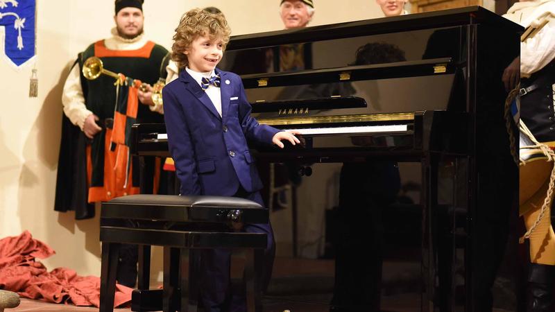 La felicità del piccolo Mozart, ora Alessandro ha un pianoforte tutto per sé: “E adesso coltiva il tuo sogno” La felicità del piccolo Mozart, ora Alessandro ha un pianoforte tutto per sé: “E adesso coltiva il tuo sogno”