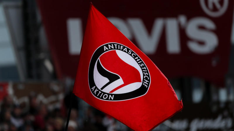 САЩ гонят крайнолевите, Европа – 