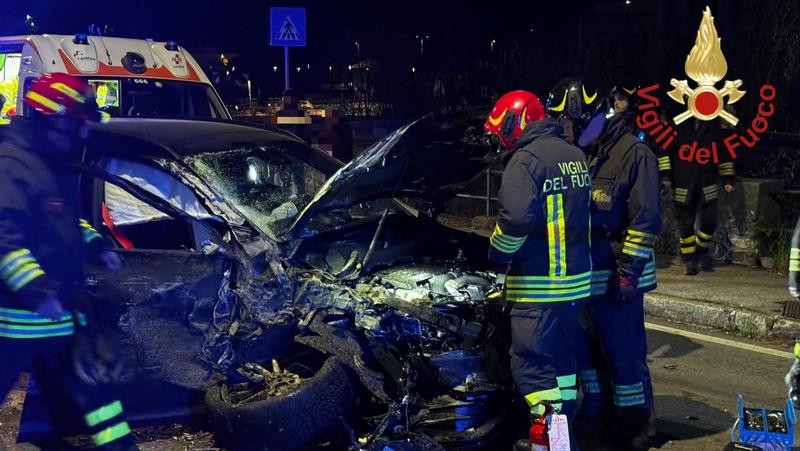 Asso, si schianta contro un ostacolo e sfonda il frontale dell’auto: gravissima