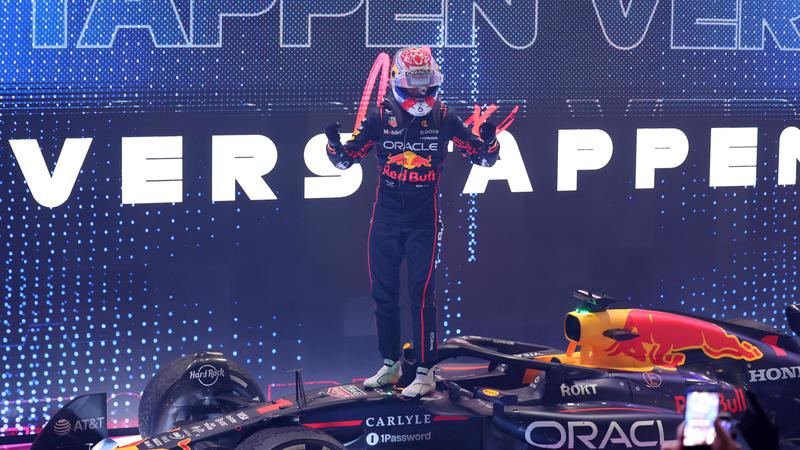 Super Verstappen trionfa in Qatar e riapre il Mondiale: 3 piloti in 16 punti. Si decide tutto ad Abu Dhabi /