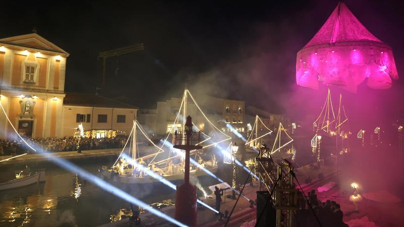 Magia di luci sul portocanale: si accende il Presepe della Marineria