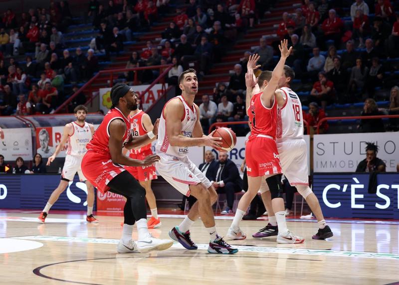 La Sella Cento per due volte arriva a un possesso ma è ricacciata giù: vince Pistoia