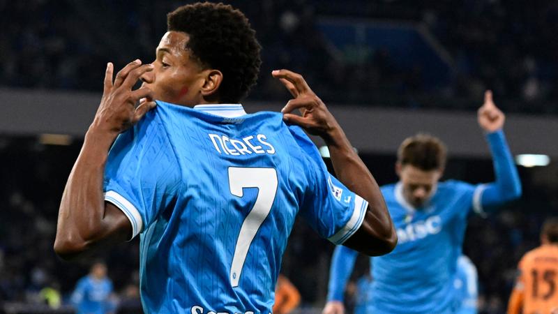 Neres stende la Roma e riporta il Napoli in testa alla classifica insieme al Milan /