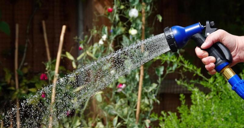 Residents fume as Thames Water lifts hosepipe ban Residents fume as Thames Water lifts hosepipe ban