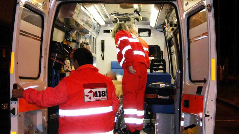 Ambulanza ferma in garage: “Fuori servizio da giugno. Gli autisti? In officina”