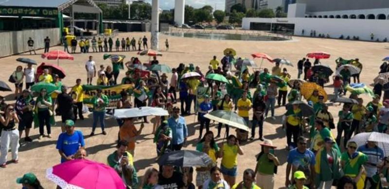 Ato pró-Bolsonaro reúne poucos, e ameaça de convulsão social não se cumpre