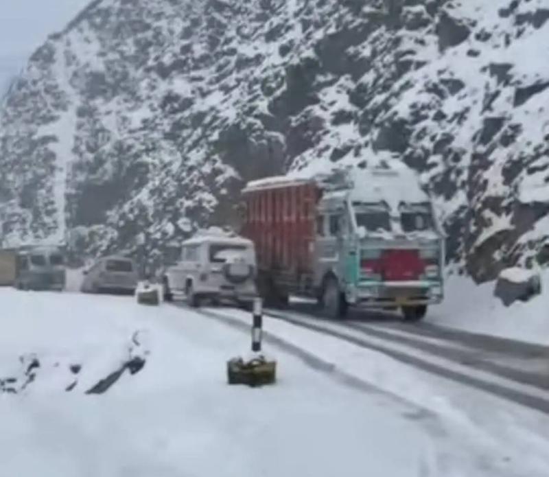 Fresh snowfall at Zojila as freezing temperatures grip Kashmir Valley