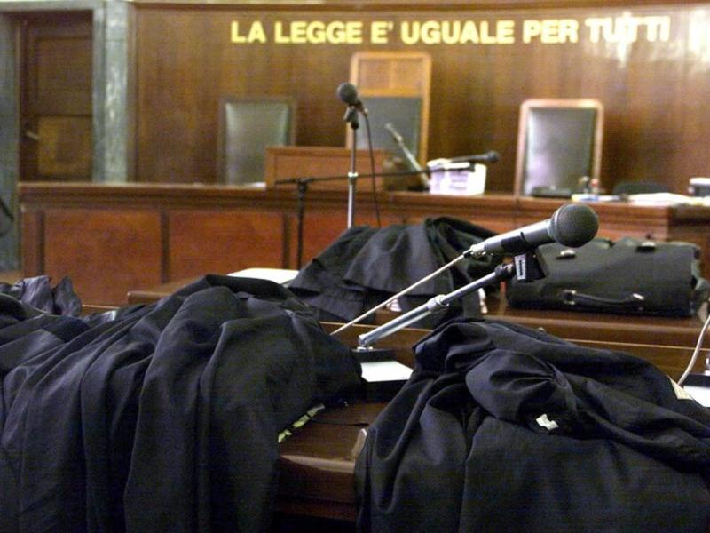 Un intero Paese fermo sotto processo