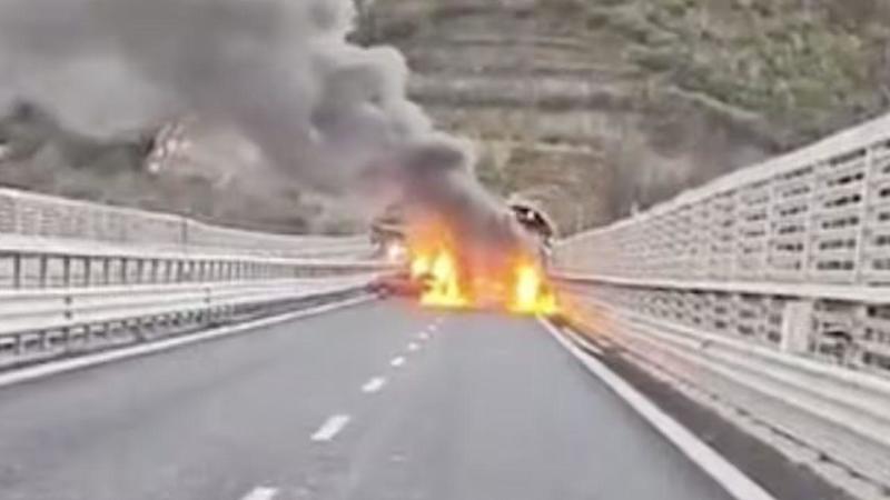 Assalto al portavalori in autostrada: chiodi, auto in fiamme e spari – Bottino milionario e rapina